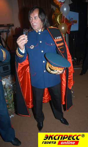 НУ, ЗА ГЕНЕРАЛА: вместе с высоким званием юбиляр получил и мундир