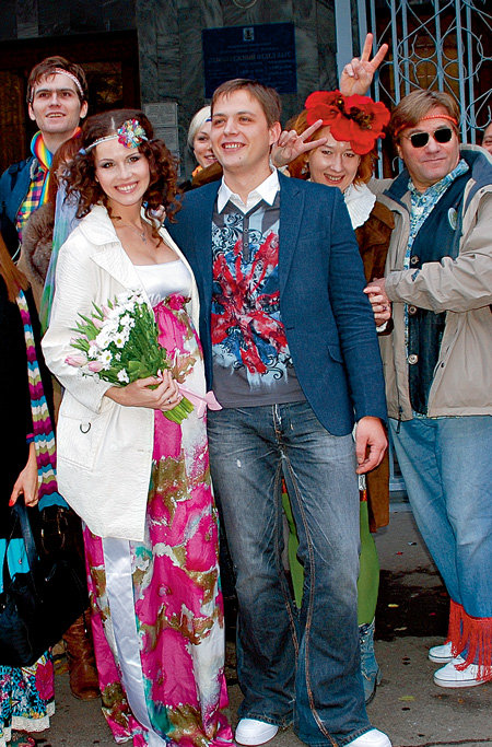 В загс молодые пришли в необычных нарядах