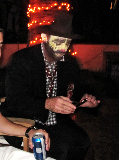 В образе грустного клоуна ГИБСОН пришело на вечеринку к Дэвиду АРКЕТТУ. Фото: Radaronline.com