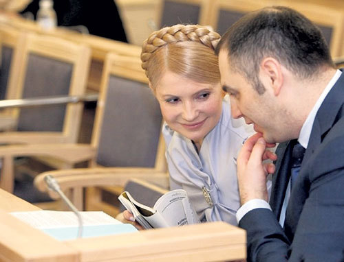 Юлия ТИМОШЕНКО полюбила Андрея ПОРТНОВА за длинный язык. Адвокат проделывал с хозяйкой невероятные вещи и, пока дамочка таяла, запускал руки в ее активы. Беспринципность ПОРТНОВА настолько очаровала Беню КОЛОМОЙСКОГО, что тот пристроил его в администрацию