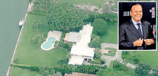Эта вилла, купленная в 2012 году, стала уже второй на острове для сладкоголосого мачо Хулио ИГЛЕСИАСА