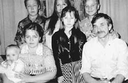 СЕМЬЯ МАФТЕЙ: полгода назад родители и дети были вместе (фото сделано в марте)