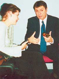 ОЛЬГА МАРТИНСКАЯ: объясняет Хино, как играть на ложках