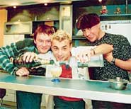 ЗА СТОЙКОЙ БАРА: Гарик, Сергей, Том изображают "Северное сияние"