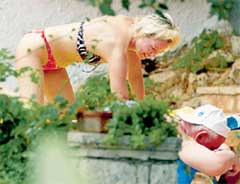 ЗАБОТЛИВАЯ ДОЧКА: ее точечный массаж доставляет папе райское наслаждение