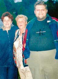 ВЕРА ДЕРБЕНЕВА (в центре): с соседкой Галиной и вашим покорным слугой