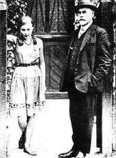 ДЕНИКИН С ДОЧКОЙ МАРИНОЙ: учил девочку жить по совести