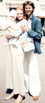 СЕМАКИНЫ ДВА ГОДА НАЗАД: Артем с женой Анастасией и дочуркой Сонечкой