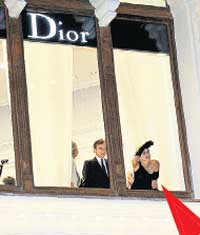 ЗЛОВЕЩИЙ ВИД: в окно бутика актриса с содроганием увидела Лобное место и Мавзолей