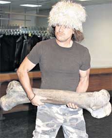 ПЕРЕВОПЛОЩЕНИЕ В ПИТЕКАНТРОПА: американец искренне пожалел, что он не обглодал этого мамонта