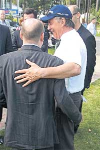 ДОН (СПРАВА): к звезде Голливуда мечтал прикоснуться кажды чиновник