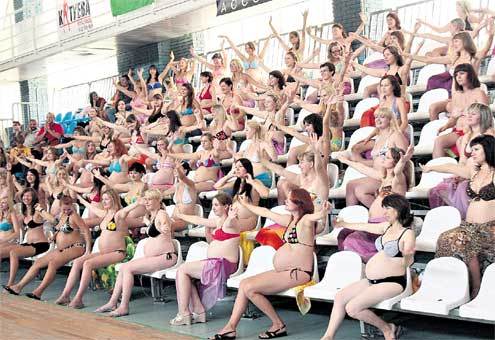Порно групповуха толпа на одну дырку