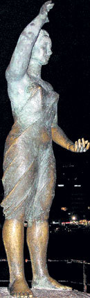 Памятник девушке, ждущей своего моряка, в Испании стал местом паломничества влюблённых