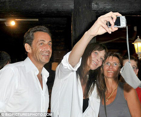 Президент и первая леди Франции сфотографировались со всеми желающими. Фото Daily Mail