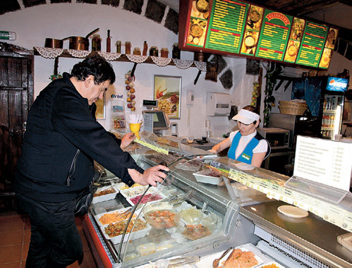 Деликатесы для гостьи САДАЛЬСКИЙ выбирал с особой тщательностью