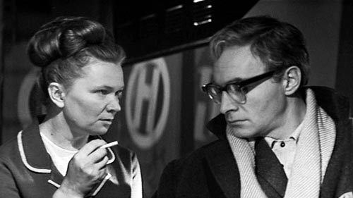 Нина Меньшикова и Вячеслав Тихонов в фильме С. Ростоцкого «Доживем до понедельника»