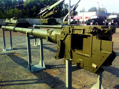 Д-81 стало первым танковым гладкоствольным орудием в СССР. Wikimedia / Smell U Later