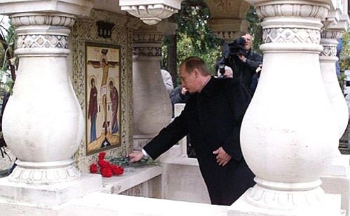 Владимир Путин у символического надгробия Веры Оболенской на русском кладбище Сент-Женевьев-де-Буа в Париже