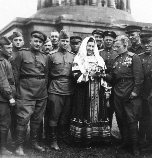 Фото в Берлине 1945 год. wikipedia