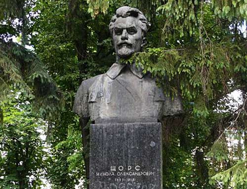 Памятник Николаю Александровичу Щорсу на Аллее Героев (просп. Мира) в Чернигове. Фото: Test-off / Wikimedia.org