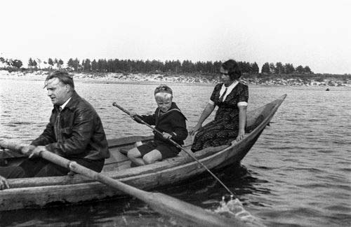 Валерий Чкалов с женой Ольгой и сыном Игорем на отдыхе, 1936 год. Фото Маозжухина / Фотохроника ТАСС