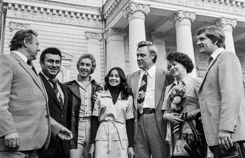 Творческий коллектив Большого театра, 1976 год. Слева направо: Михаил Шкапцов, Зураб Соткилава, Вячеслав Гордеев, Надежда Павлова, Александр Огнивцев, Белла Руденко, Александр Ворошило. Фото: Коньков Александр / Фотохроника ТАСС