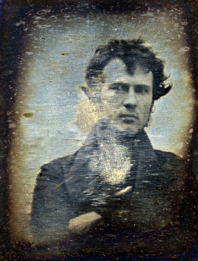 1839 год. Американскому изобретателю Роберту Корнелиусу путем экспериментов с дагеротипической пластиной удалось сократить время выдержки до одной минуты, благодаря чему он смог сделать первую четкую (по тогдашним меркам) фотографию человека, по совместительству еще и первый автопортрет.