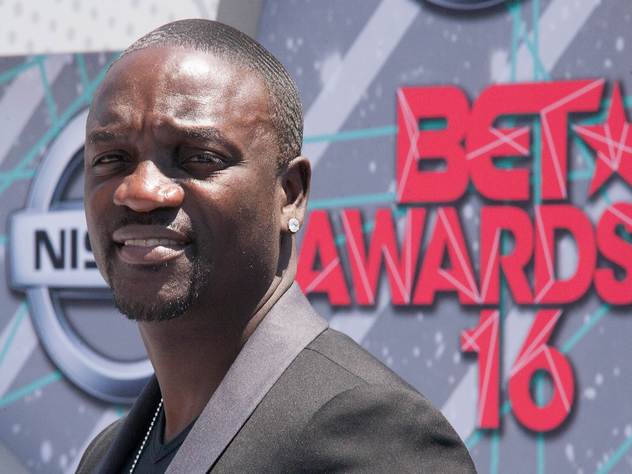 Рэпер Akon.