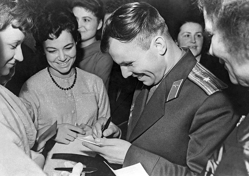 Юрий Гагарин в Большом Кремлевском дворце 14 апреля 1961-го.