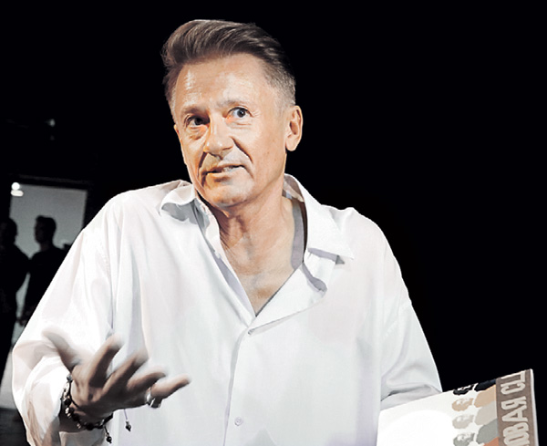 - Не очень прилично - не выходить на сцену 20 лет и получать зарплату, - говорил о Догилевой Олег Меньшиков