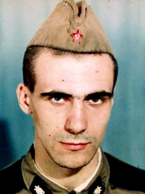 Пётр, как нормальный мужик, служил в армии