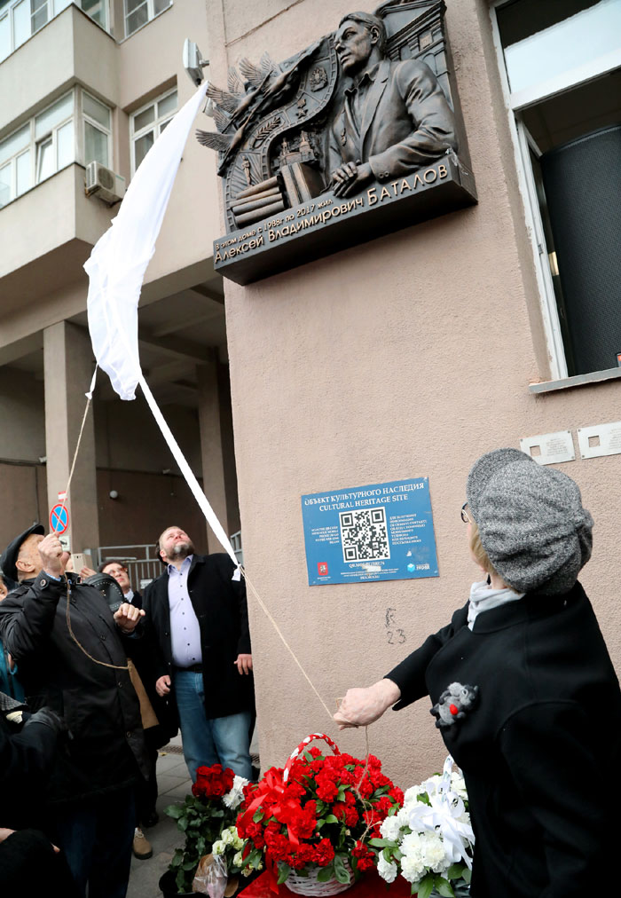 Владимиру Валентиновичу и Вере Валентиновне доверили открывать мемориальную доску