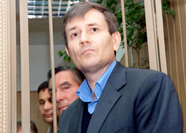 Сейчас Григорий торгует приборами «для развития концентрации», втюхивая их любому желающему почти по 10 тысяч евро