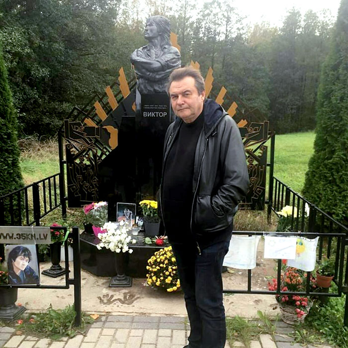 Алексей Учитель превратил смерть культового музыканта в фантасмагорию