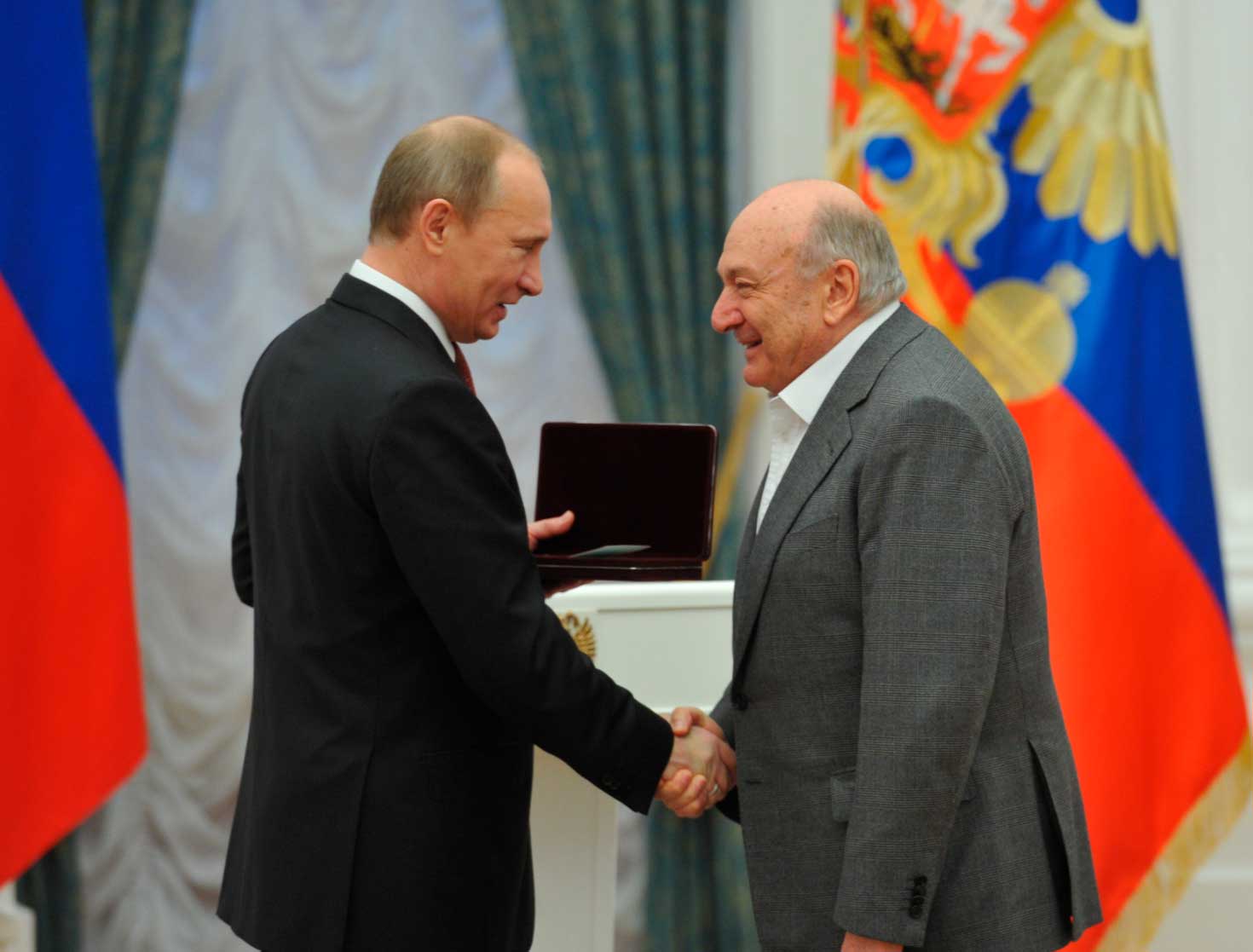 Владимир Путин присвоил звание «Народного артиста РФ» Михаилу Жванецкому в 2012 году