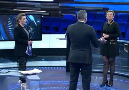 Платье Захаровой оказалось еще и слишком коротким