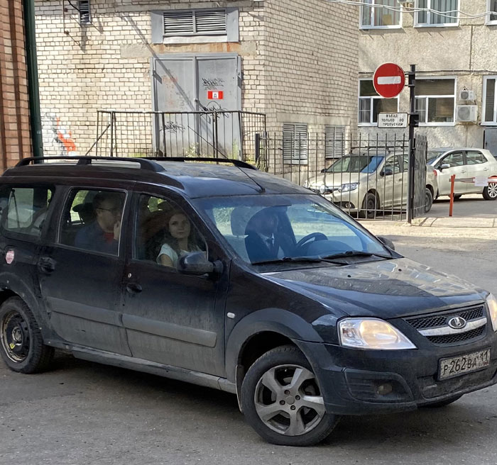 Олег Михайлов прикидывается скромным чиновником. Свою бывшую жену Валерию Стрекалову - первого секретаря городского комитета КПРФ - он показательно возит на каком-то старье, хотя на счетах у них десятки миллионов