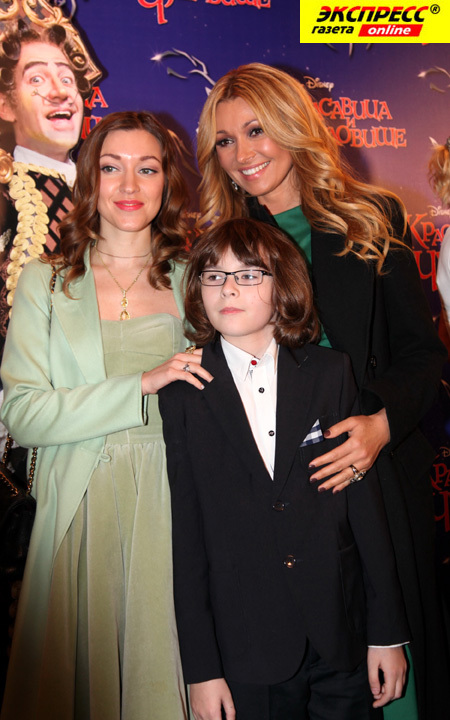 АНЖЕЛИКА АГУРБАШ С ДОЧКОЙ И СЫНОМ