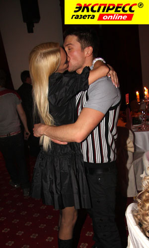 …а затем припал к её устам