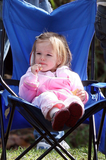 Серафина наблюдала за игрой сестренки, сидя в удобном кресле