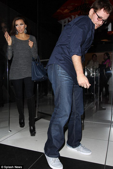 Белые круги под глазами актрисы были хорошо заметны в свете вспышек папарацци.