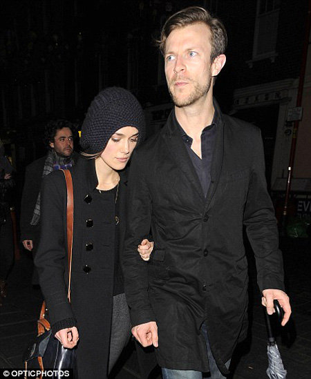 Кира НАЙТЛИ с бойфрендом