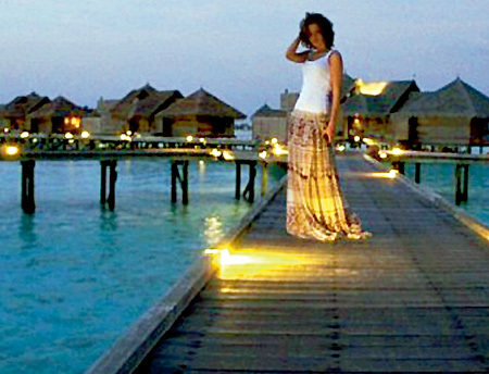 Ислам ИСАЕВ запечатлел жену на фоне вечернего мальдивского неба