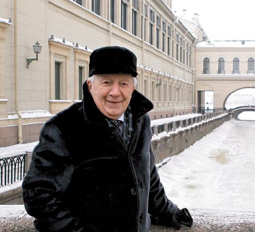 Георгий Антонович у Зимней канавки в Петербурге