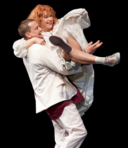 Ярослав БОЙКО с удовольствием носил СОТНИКОВУ на руках во время спектакля