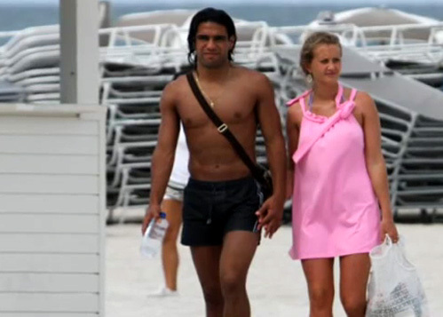 ФАЛЬКАО с подругой на пляже