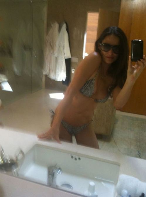 Деми уже не раз радовала поклонников, выкладывая в Сети свои фото: сексапильные...