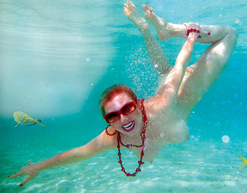 В начале декабря Лена ЛЕНИНА всегда отдыхает на Мальдивах. В этом году по примеру балерины ВОЛОЧКОВОЙ она вдоволь там накупалась нагишом