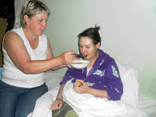 В больнице подруги кормили Светлану с ложечки