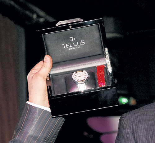 Швейцарские часики потянули на несколько тысяч долларов